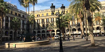Barcelona barrio gotico plaza Real