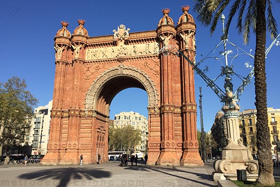 barcelone arc de triomphe métro