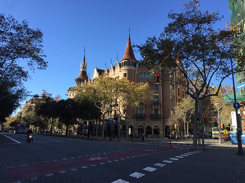 monument sur l'avenue Diagonal Barcelone