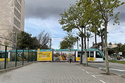 arrêt de tram zona universitaria Barcelone