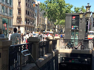 sortie du metro liceu sur les Ramblas de barcelone