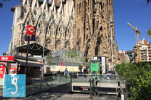 station de métro sagrada familia barcelone